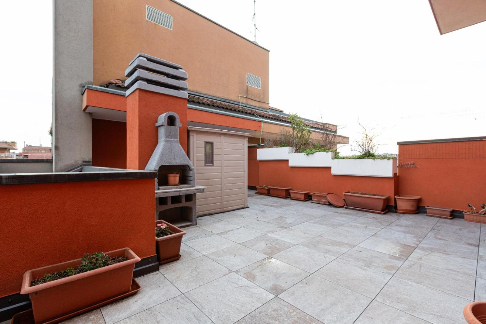 Bright With Balcony And Terrace Milan